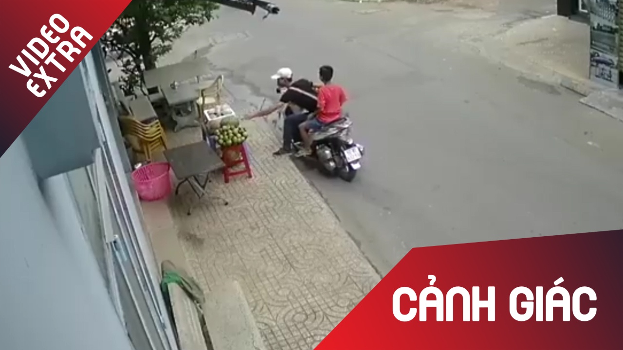 Thanh nien chay xe SH, an trom sau rieng tren via he hinh anh