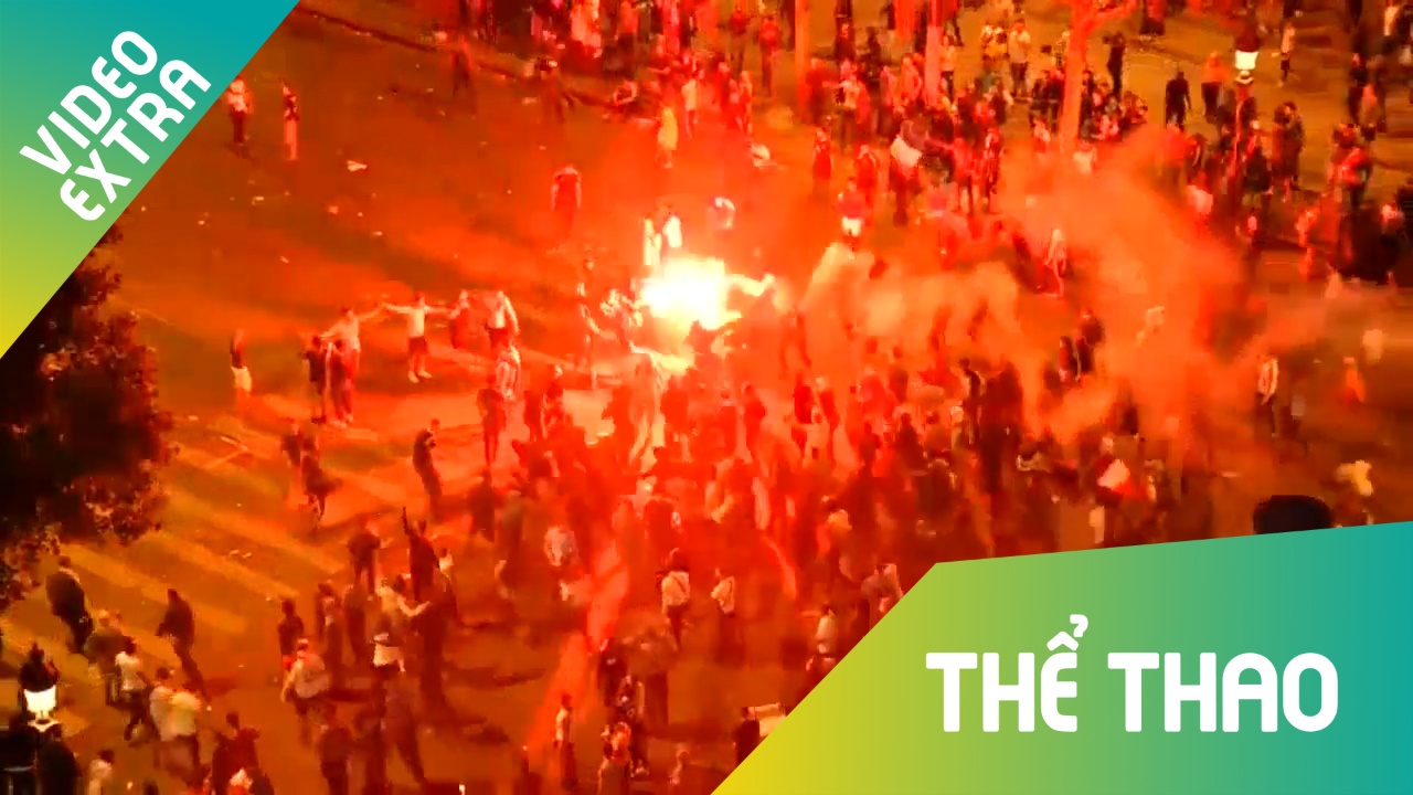 CDV Phap dot phao sang, an mung qua khich, bi canh sat giai tan hinh anh