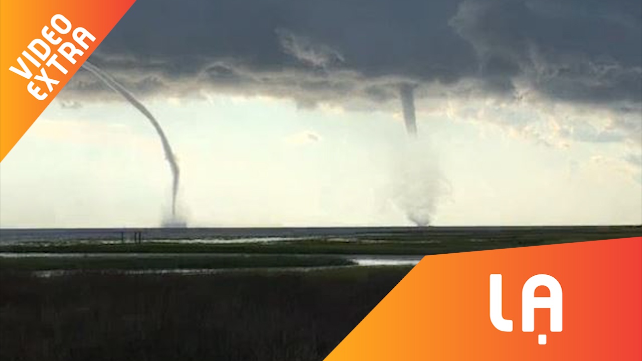 2 voi rong xuat hien cung luc, hut nuoc len troi ngoan muc hinh anh