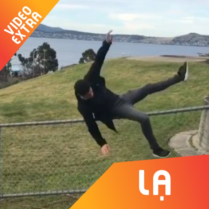 Chang trai leo hang rao day 'than thai' hinh anh