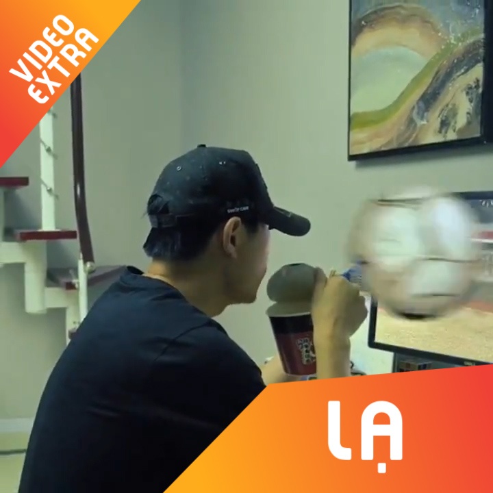 Clip ky xao trai bong vang vao mat chang trai tu man hinh LCD hinh anh