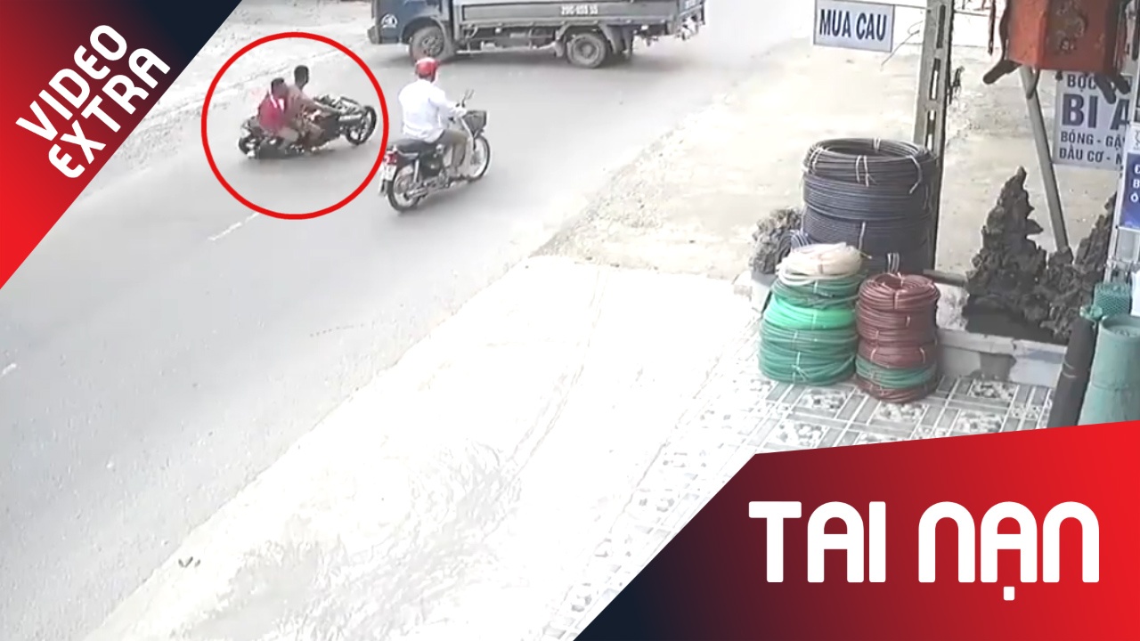 Hai thanh nien dau tran let banh vao gam xe tai hinh anh