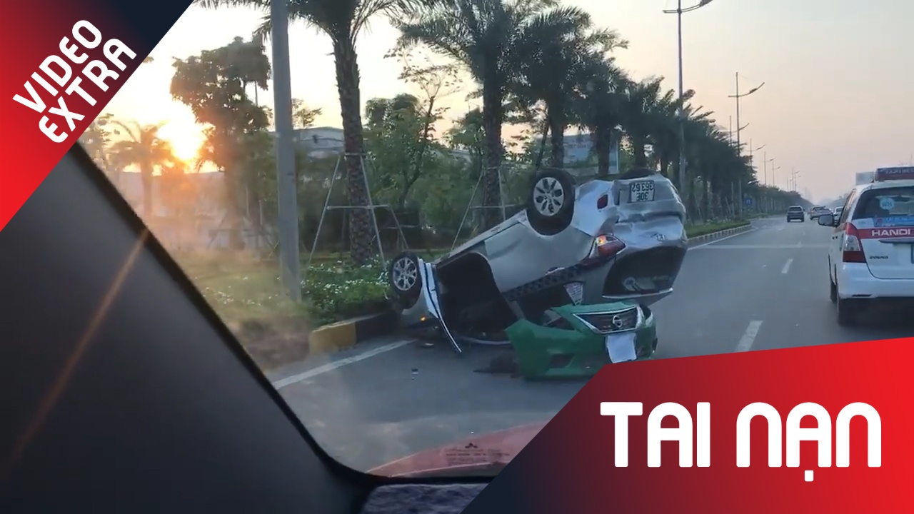 Va cham giao thong, oto lat ngua o Ha Noi hinh anh