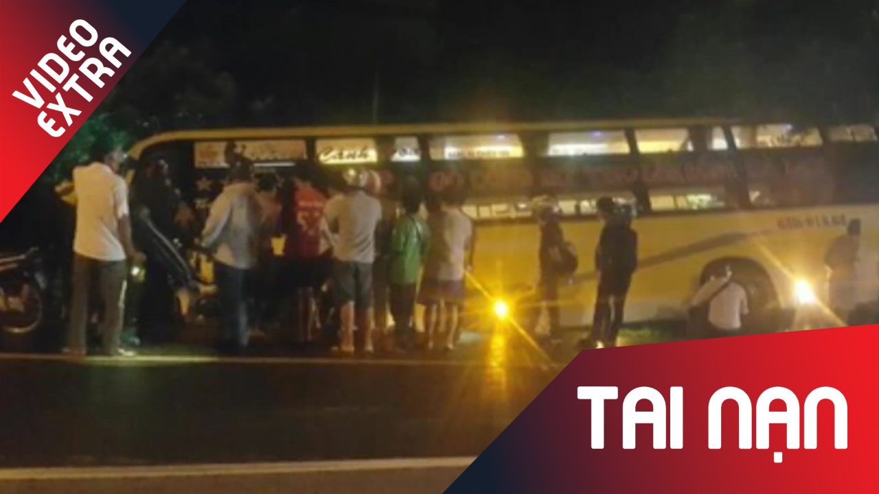 Long An: xe giuong nam 'keo' nhieu xe may xuong muong nuoc hinh anh