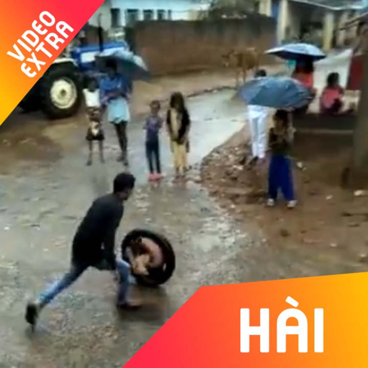 Tro choi chui vao vo xe quay deu cua tre em vung cao hinh anh