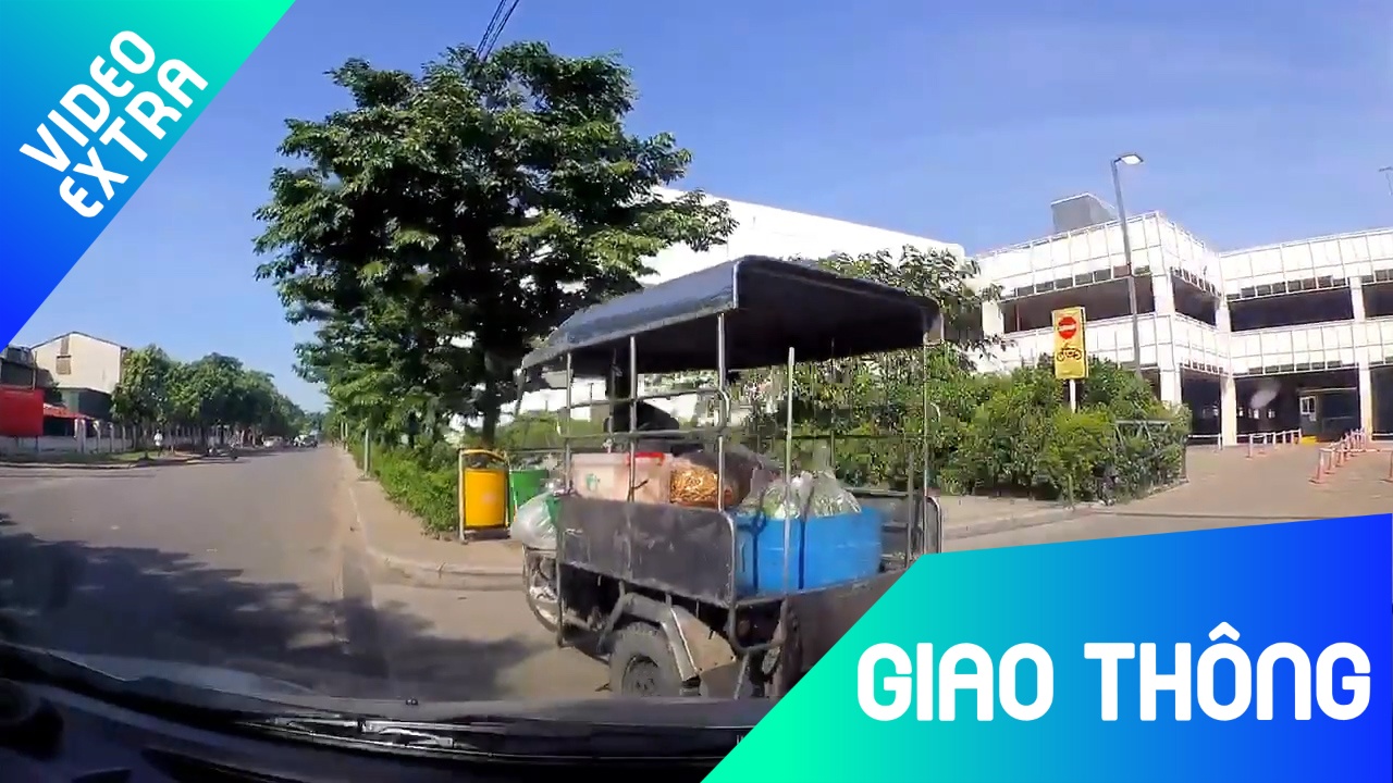 Vuot au, xe ba banh tong nat guong oto con roi bo chay hinh anh