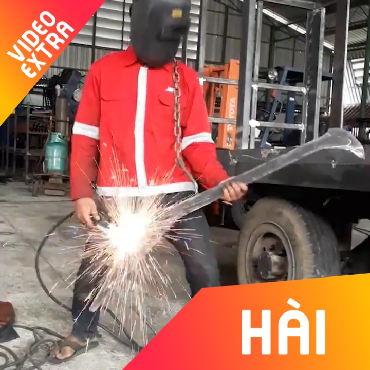 Thanh nien choi rock 'toe lua' bang guitar cam dien hinh anh