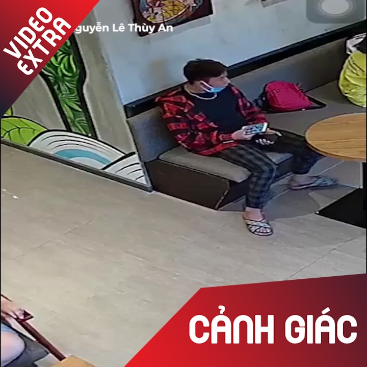 Thanh nien than nhien trom dien thoai trong tiem tra sua hinh anh