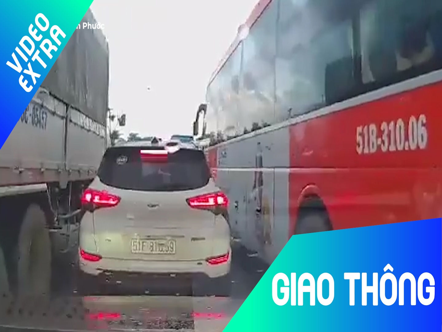 Hai xe lon chen ep, tai xe oto co mot phen hu via hinh anh