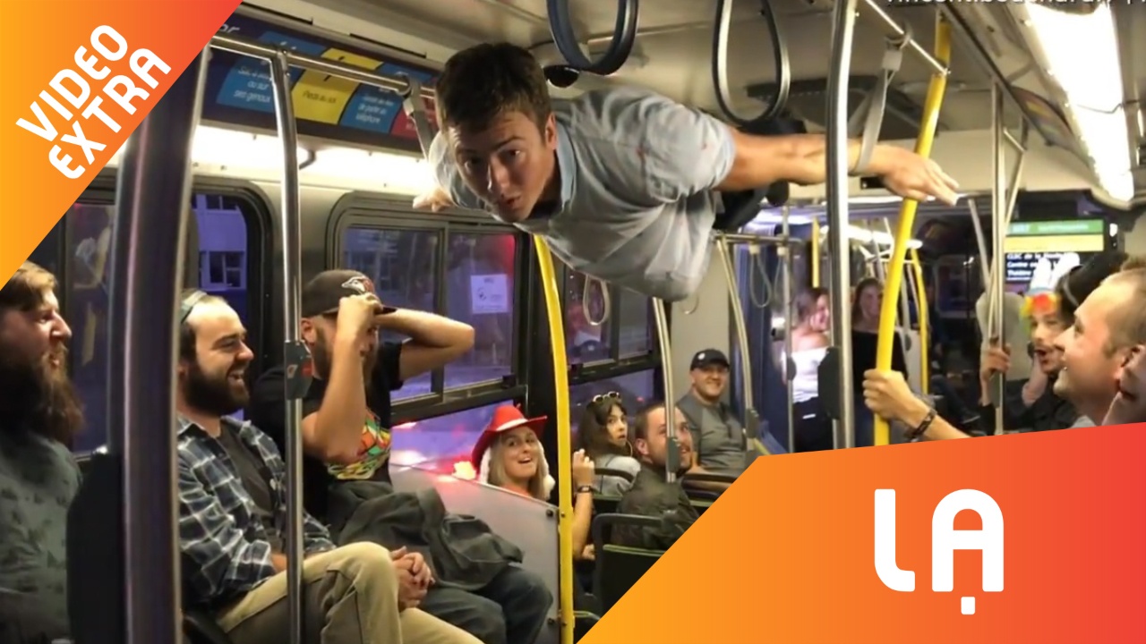 Chang trai 'tranh thu' tap gym tren xe bus hinh anh