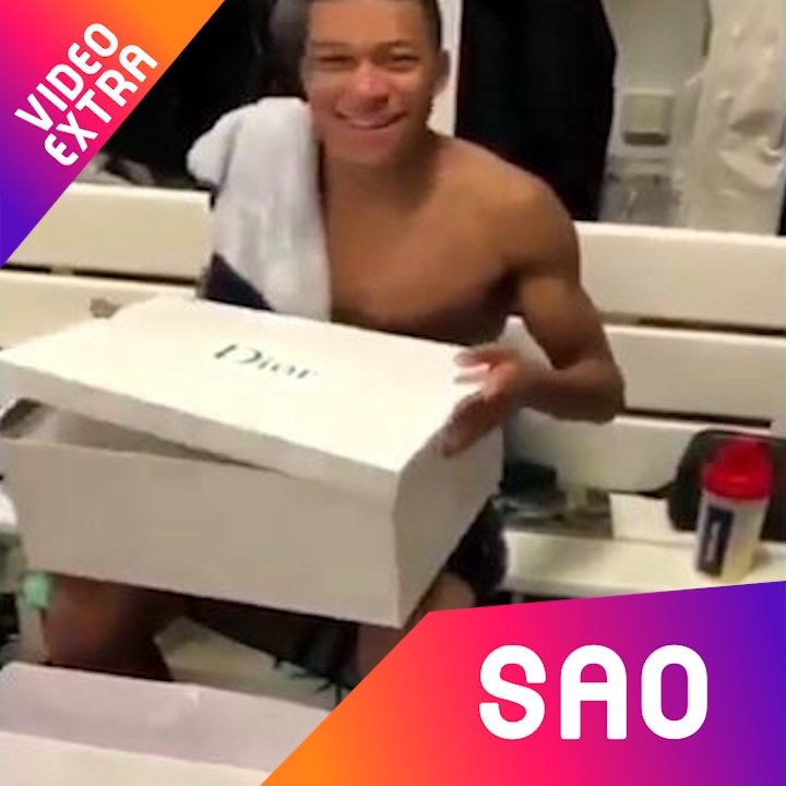 Mbappe bi dong doi 'choc que' khi dang mo qua tang hinh anh