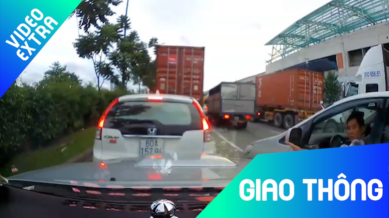 Hai oto tranh duong bat chap un u keo dai hinh anh