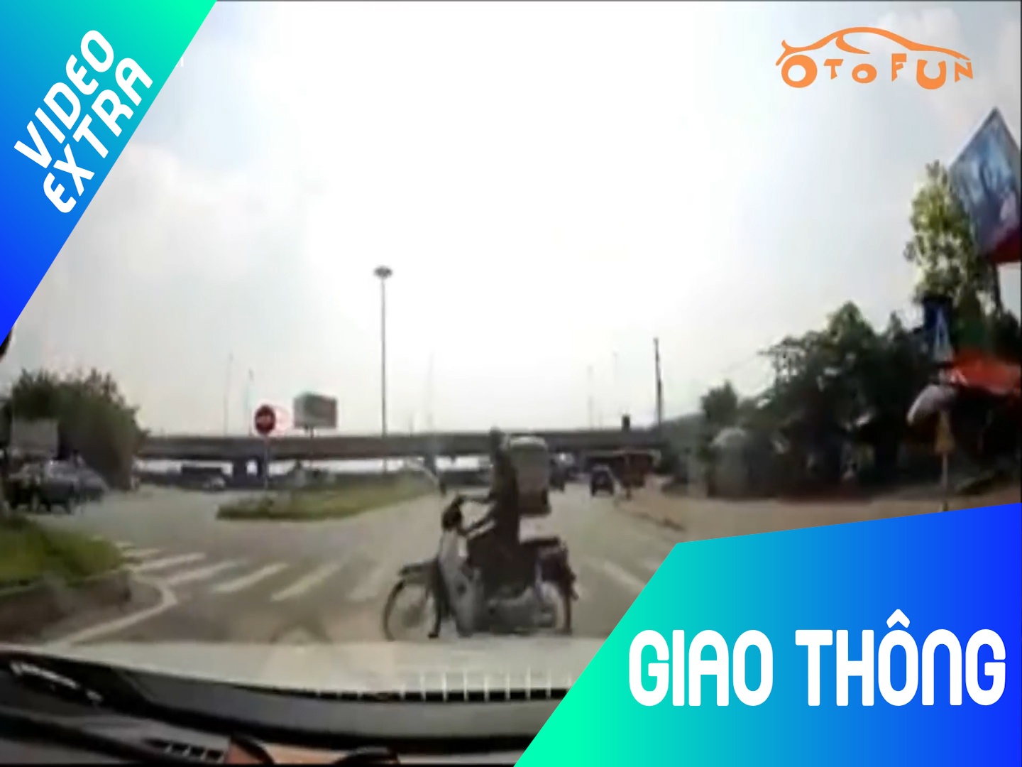 Pha tat dau oto nhu tu sat cua thanh nien di xe may hinh anh