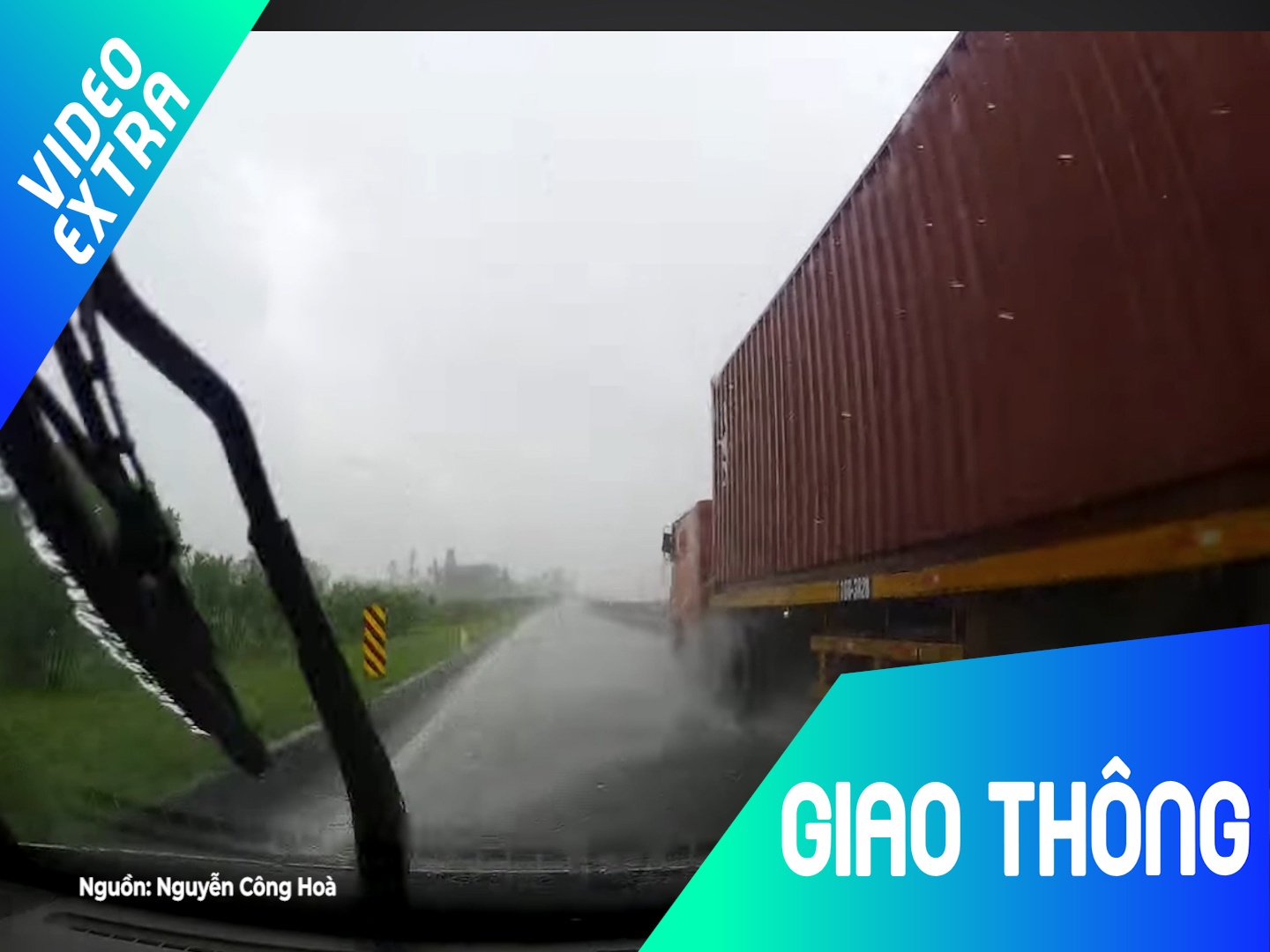 Ly do khong nen vuot container giua troi mua hinh anh