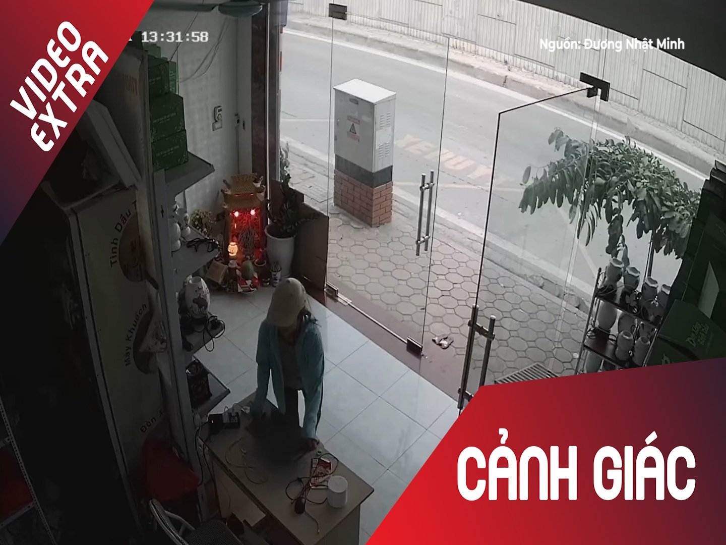 Nguoi phu nu than nien  vao nha cuom laptop giua ban ngay hinh anh