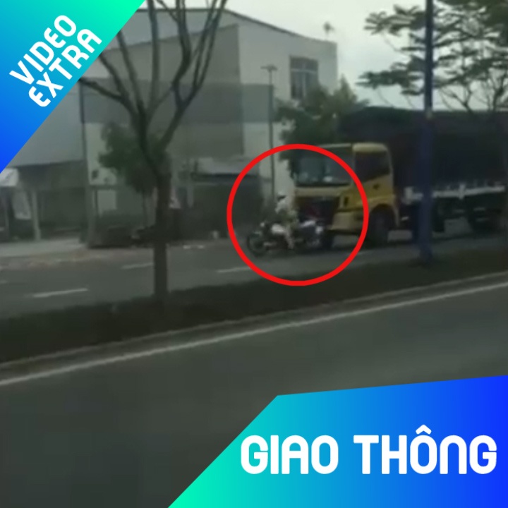 Bi chan dau, tai xe xe tai huc do xe CSGT roi bo tron hinh anh