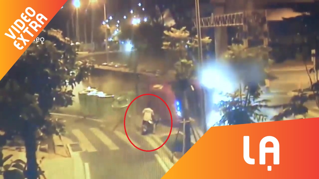 Xe tai lat nhao, tai xe Trung Quoc thoat chet than ky hinh anh