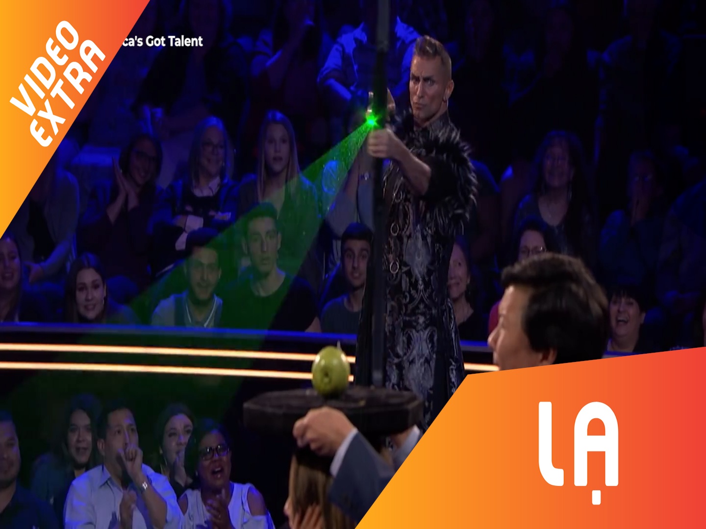 Ban xuyen tao tren dau giam khao trong khi ngoi tren buc quay hinh anh