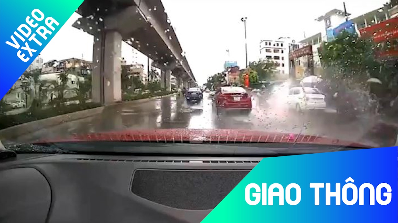 Oto phong 'bat mang' te nuoc mua vao nguoi di duong hinh anh