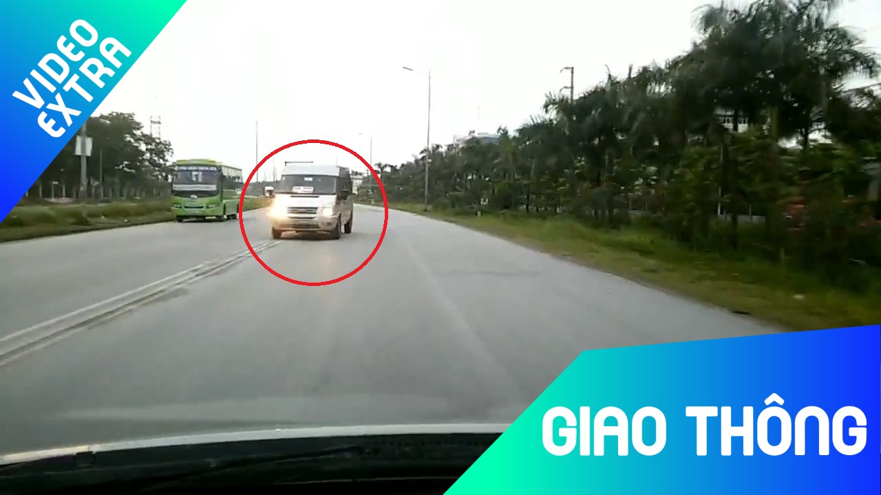 Xe khach vuot au, lan lan suyt gay tai nan nghiem trong cho oto con hinh anh