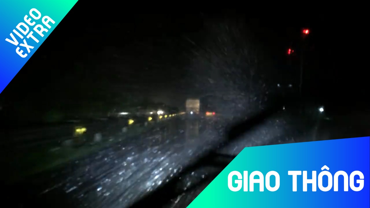 Oto con bi 'tat mu' vi vuot container trong troi mua hinh anh