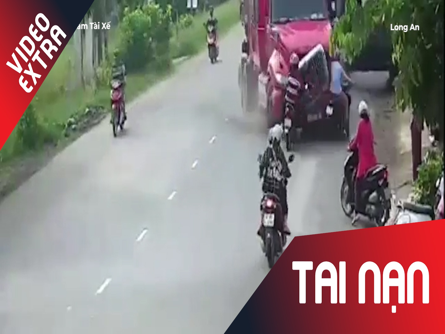 Container 'dien' dam lien tuc vao nguoi di duong hinh anh