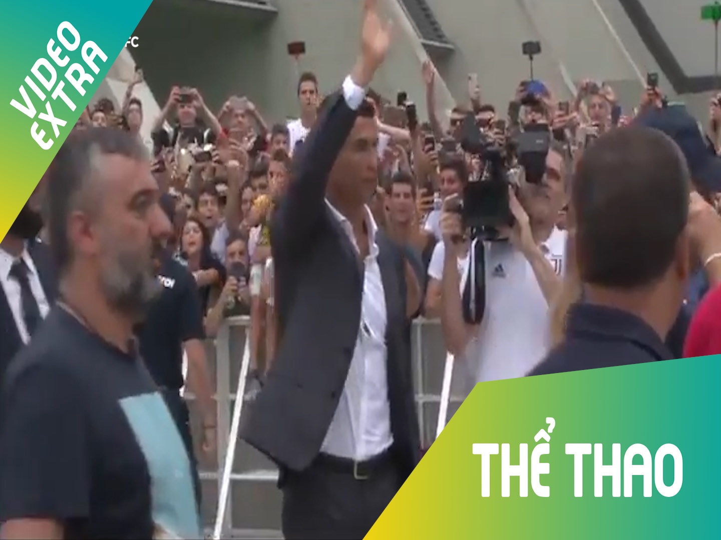 Ronaldo duoc nguoi ham mo Juventus vay kin khi di kham suc khoe hinh anh