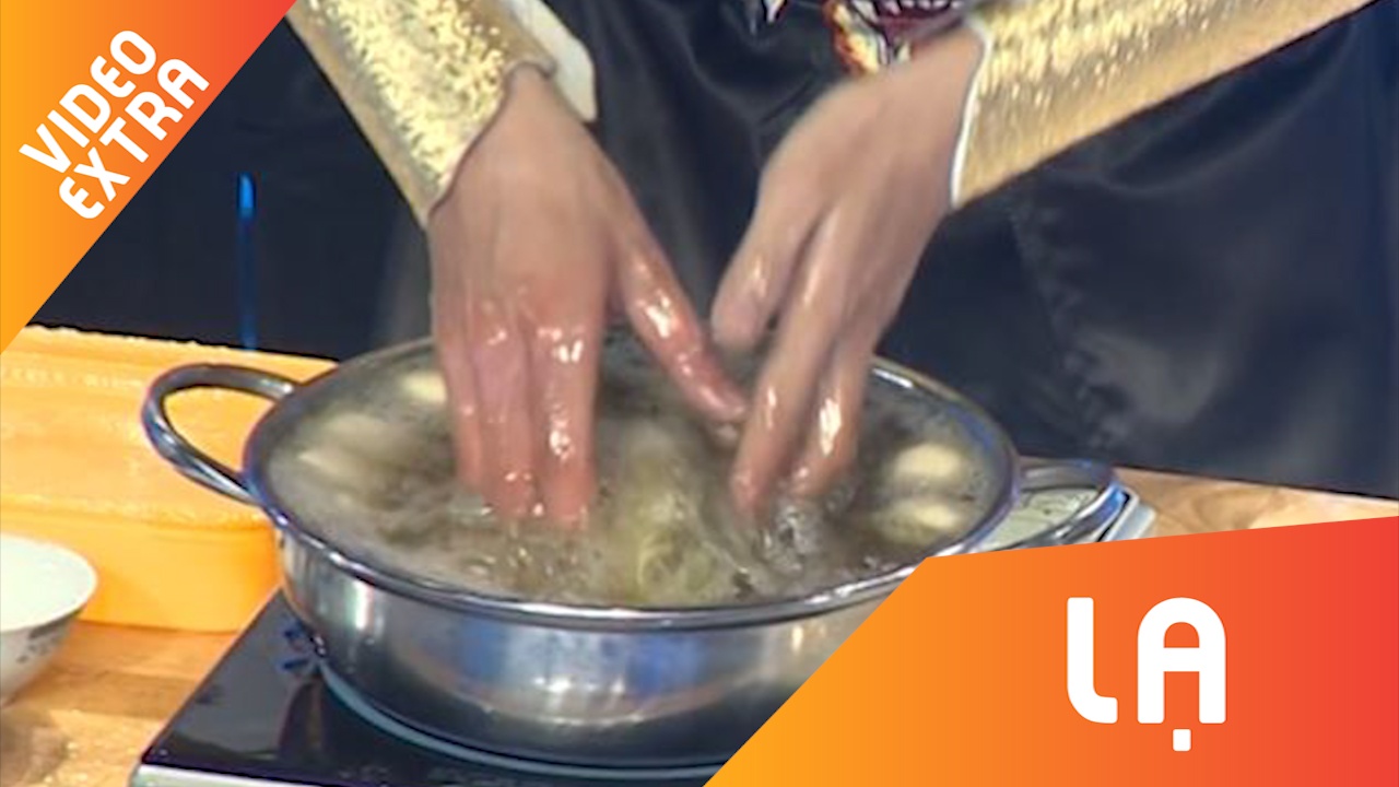 Chang trai nhung tay vao dau soi tren san khau Nguoi Bi An hinh anh