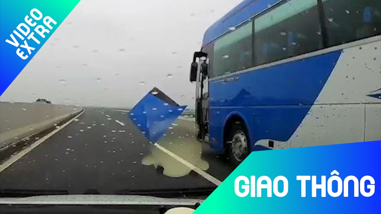 Cua xe khach bat ngo vang xuong duong khi dang luu thong hinh anh