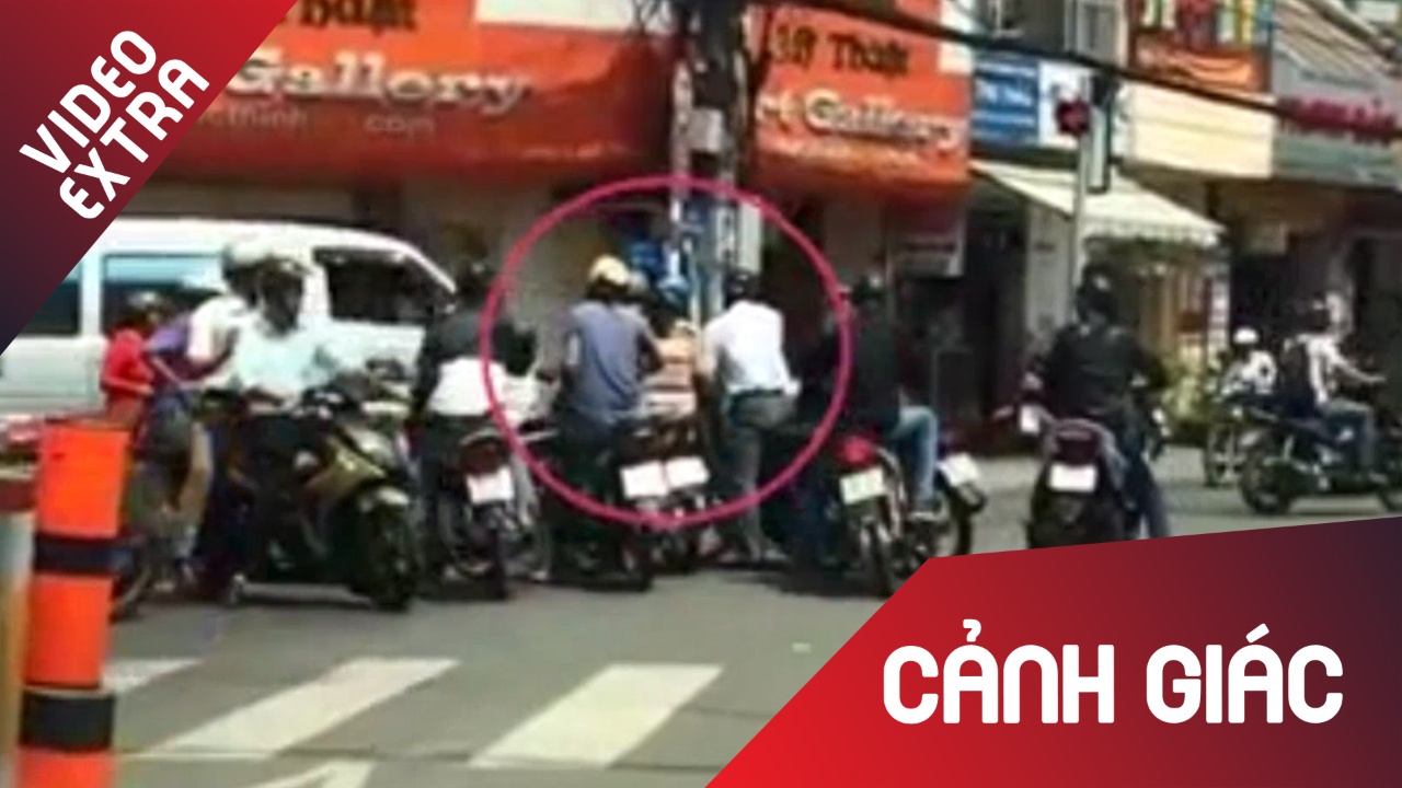 Nan nhan ke lai giay phut bi ten cuop dung dao de doa giua Ha Noi hinh anh