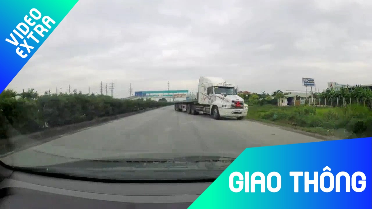 Container than nhien quay dau, di nguoc chieu tren quoc lo hinh anh