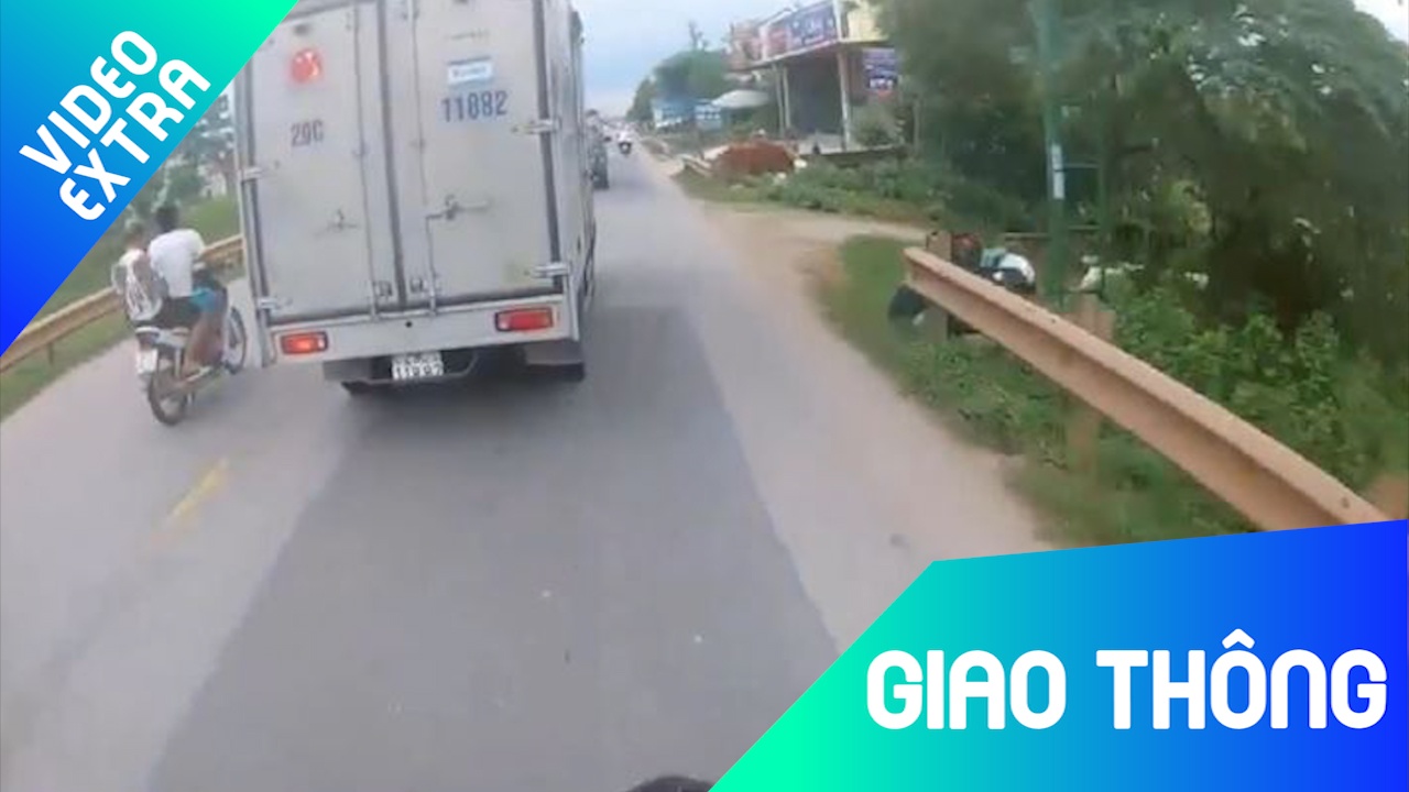 Nguoi dan ong chay au lam 'roi' ban giua duong hinh anh