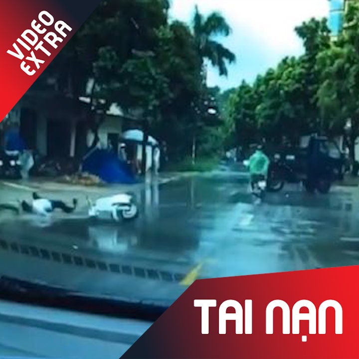 Xe tai re huong gap khien nguoi di xe may nga nhao ra duong hinh anh