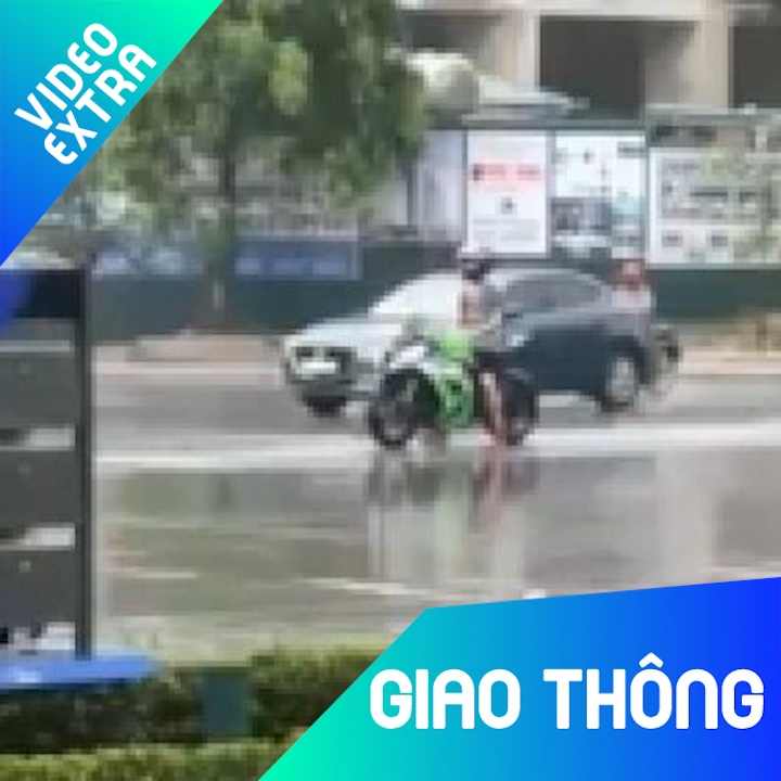Nguoi dan ong dieu khien xe moto, dung tan ngan giua troi mua hinh anh