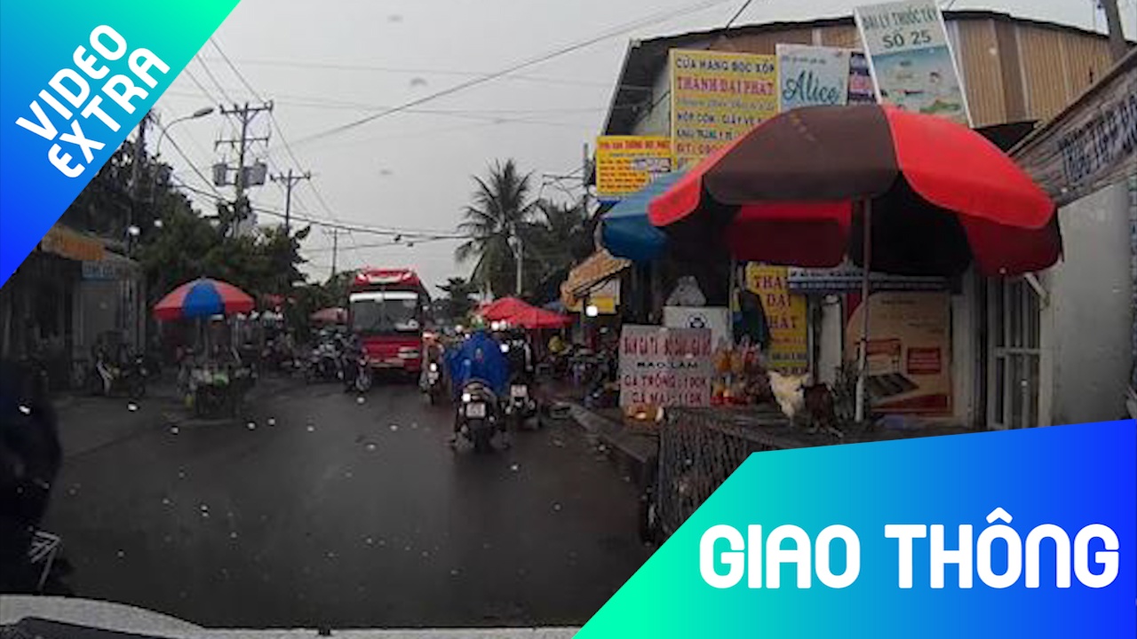 Xe may chan duong xe khach, bo chay khi phu xe buoc xuong hinh anh