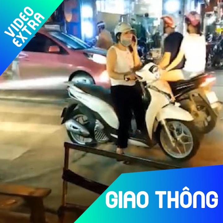 Nguoi phu nu dung giua duong nghe dien thoai hinh anh