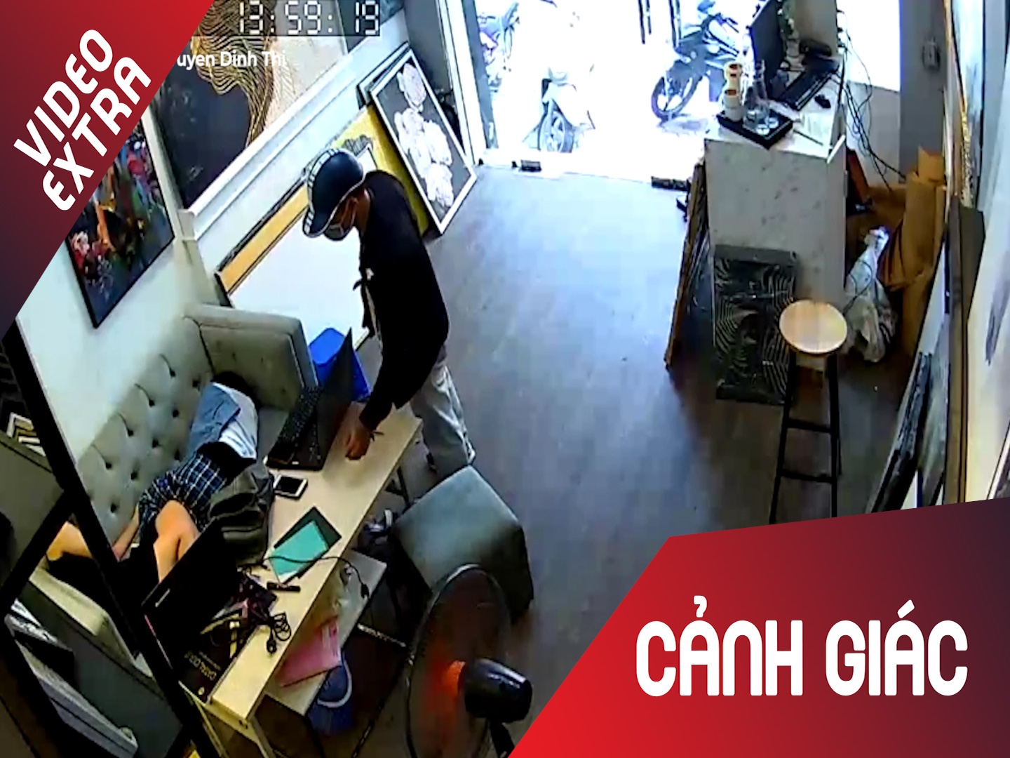 Thanh nien cuom 2 dien thoai cua cua hang nhu nguoi trong nha hinh anh