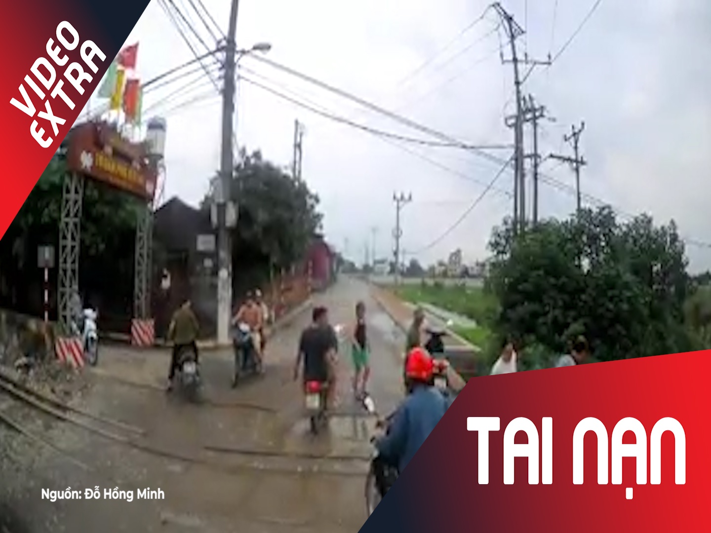 Xe may nga ra giua duong ray, tai xe suyt chet trong gang tac hinh anh