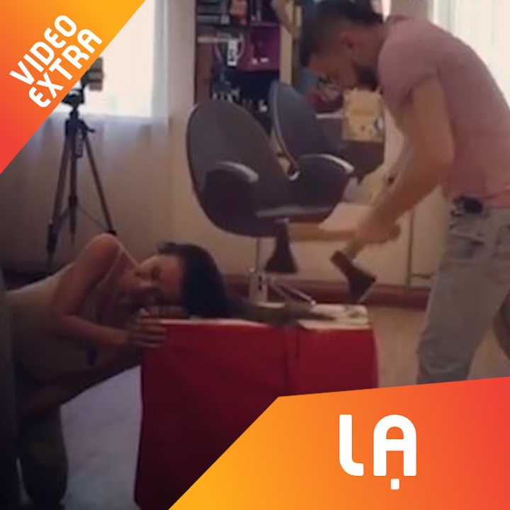 Cua tiem cat toc bang riu la lam tai Nga hinh anh