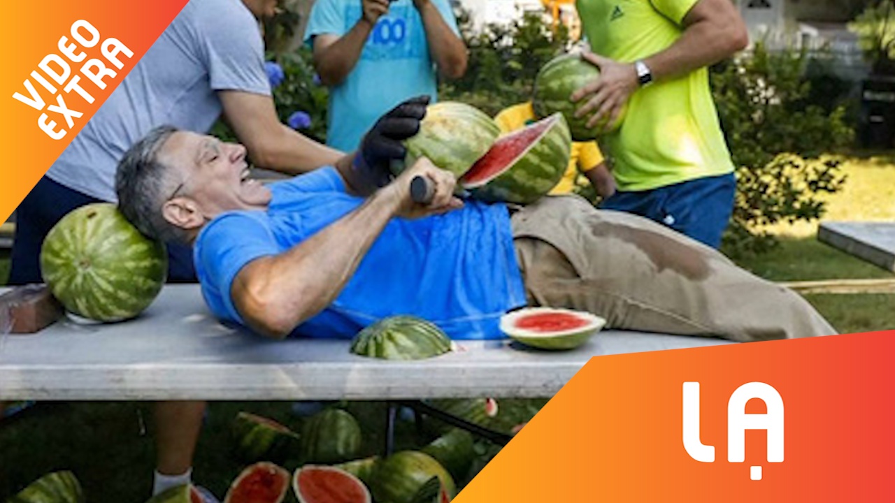 Dung kiem Nhat cat dua hau tren bung lap ky luc Guinness hinh anh