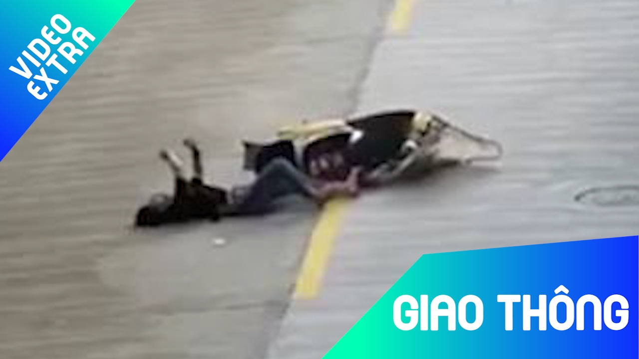 Sau cu tong xe, co gai van than nhien kiem tra tin nhan giua duong hinh anh