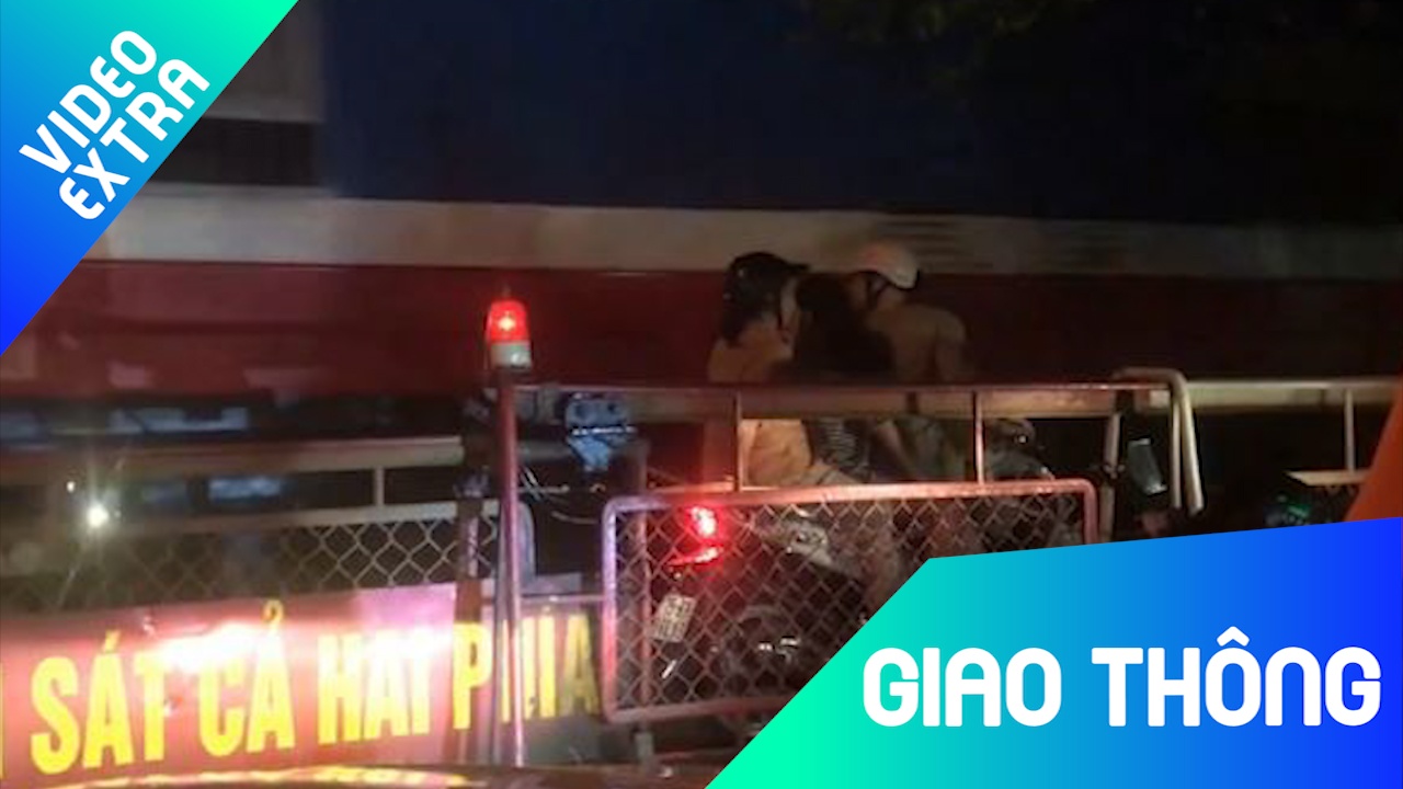 Nguoi phu nu cho con bon chen 'ap sat' tau hoa dang chay hinh anh