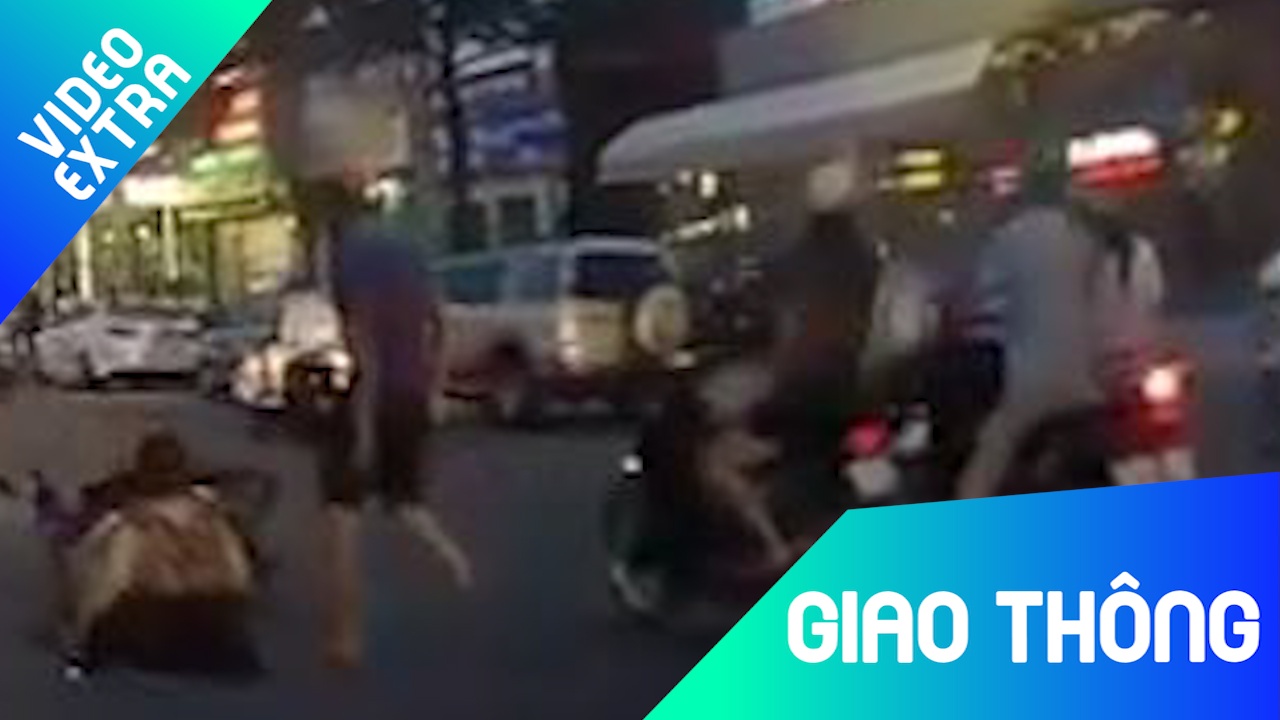 2 phu nu vuot den do gay tai nan roi bo chay hinh anh