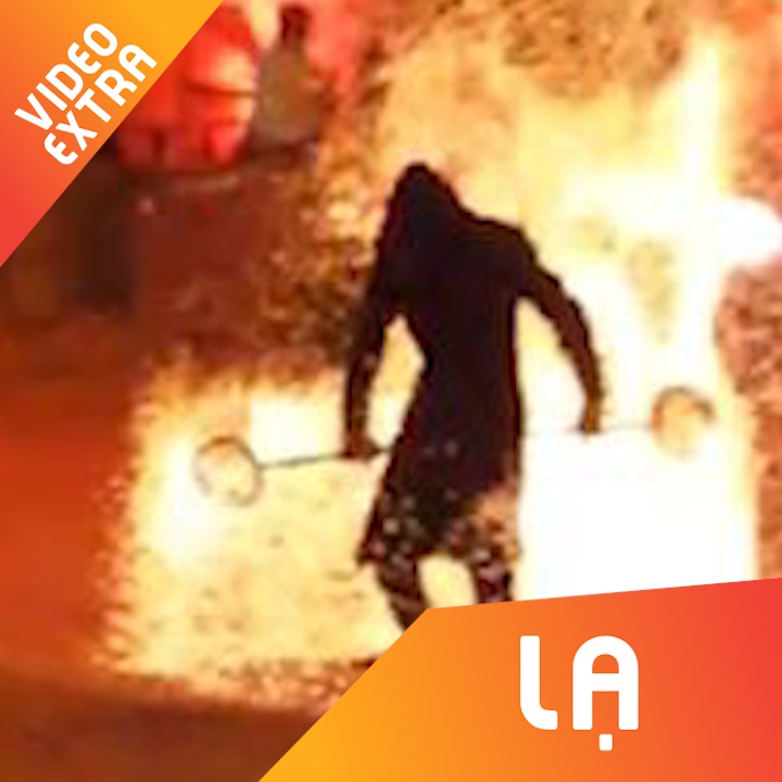 Thanh nien bieu dien voi lua chay quanh nguoi ma khong he han gi hinh anh