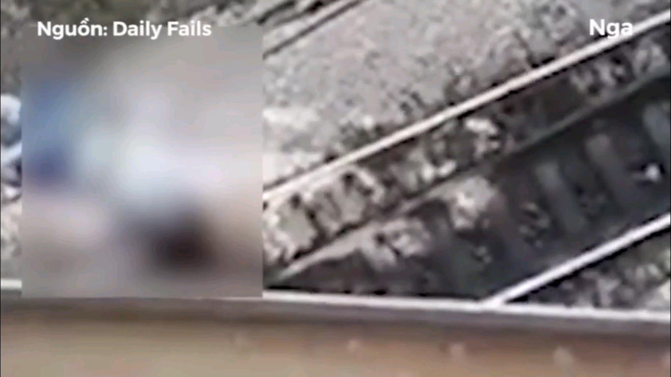 Chup anh tu suong, be gai roi xuong duong day dien cao the hinh anh