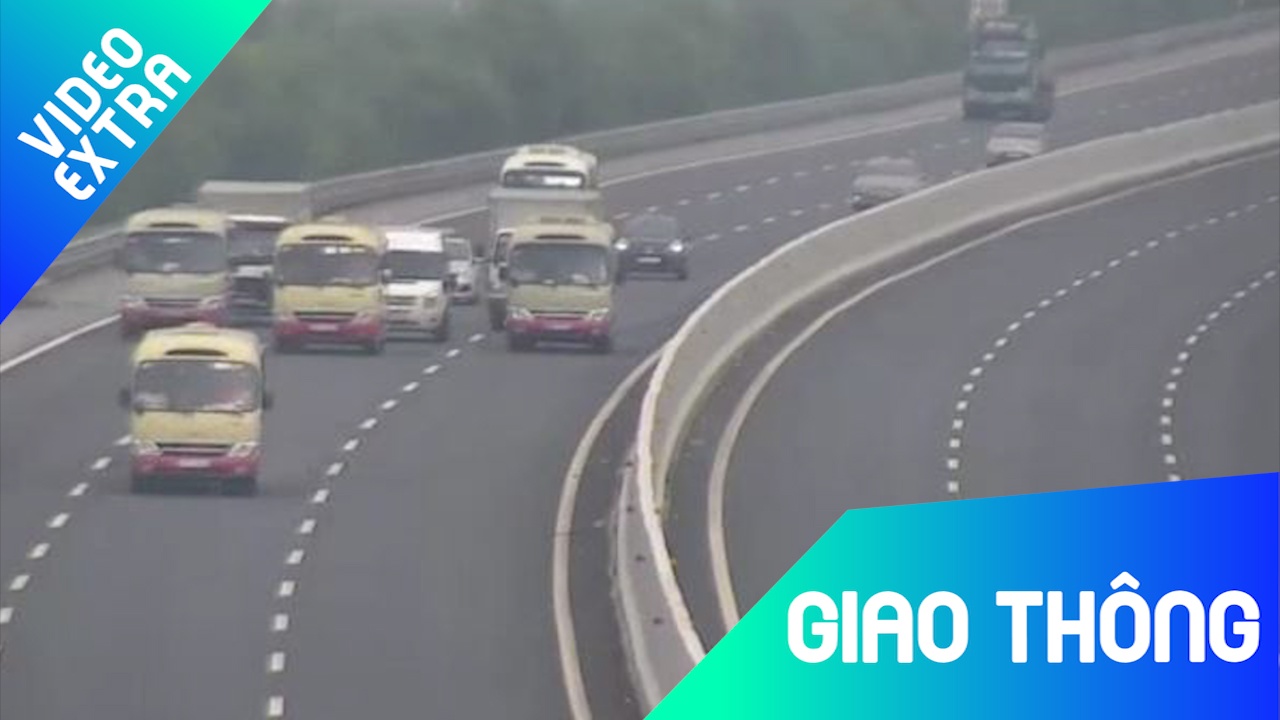 Xe khach dan hang ngang tren cao toc Ha Noi - Hai Phong hinh anh