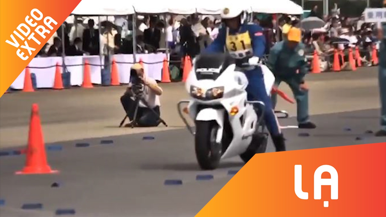 Canh sat Nhat the hien ky thuat dieu khien moto kho tin hinh anh