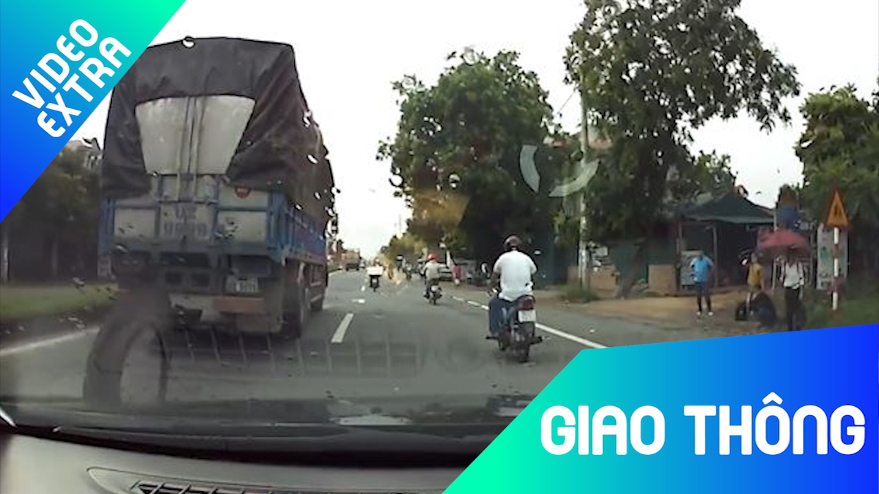 Xe tai lam roi mam xe khi dang chay hinh anh