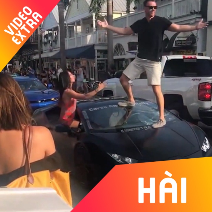 Thanh nien dap vo kinh Lamborghini khi song ao hinh anh