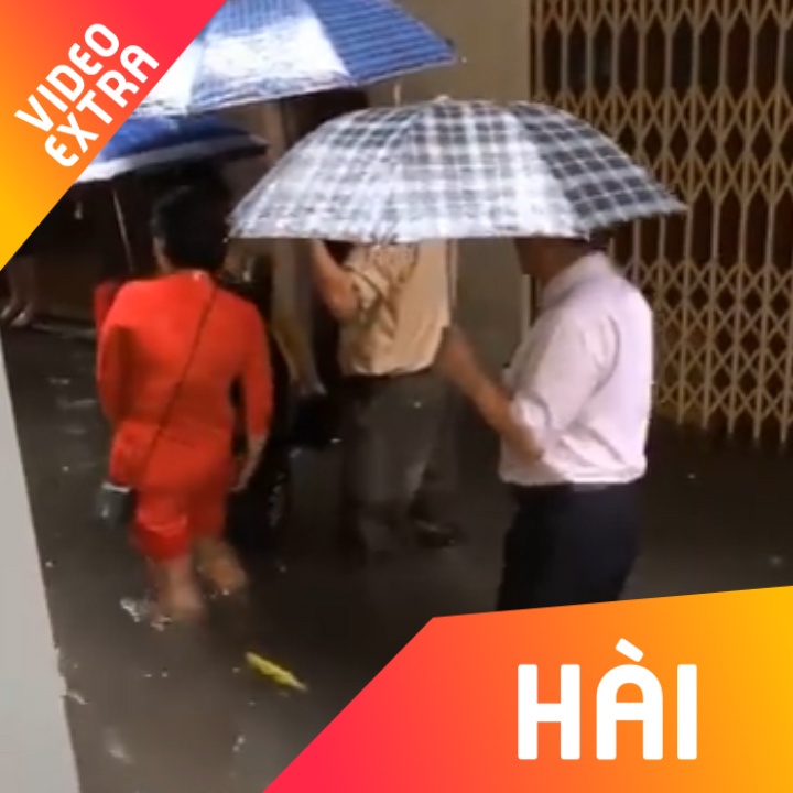 Ha Noi ngap nhu song, dan trai loi nuoc di an dam hoi hinh anh